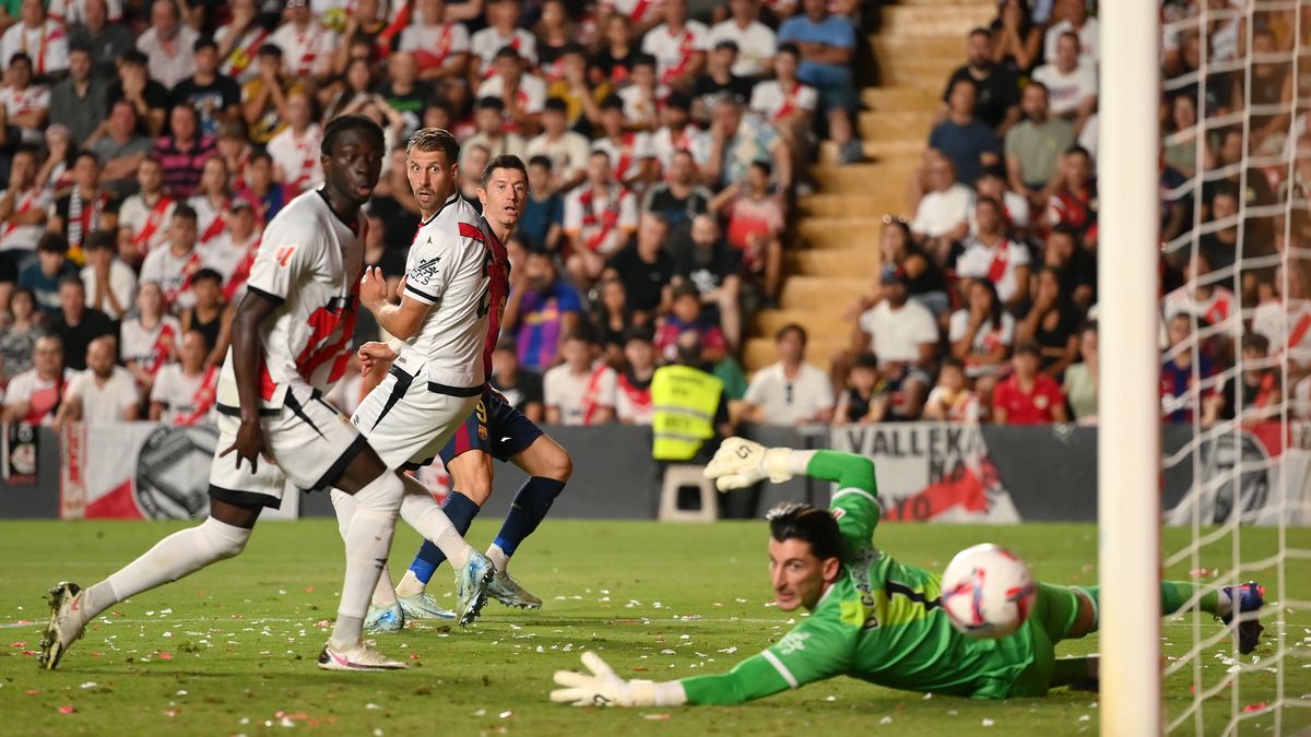 Zdjęcie okładkowe artykułu: Getty Images / Denis Doyle / Na zdjęciu: Robert Lewandowski strzelił gola w meczu z Rayo, ale jego radość nie trwała długo