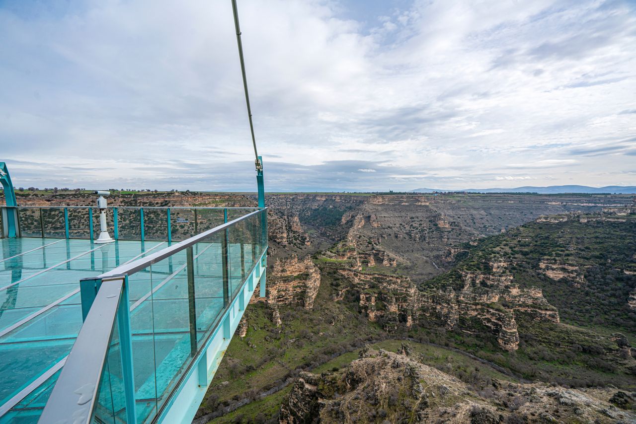 From the glass terrace, there is a beautiful view of the canyon.