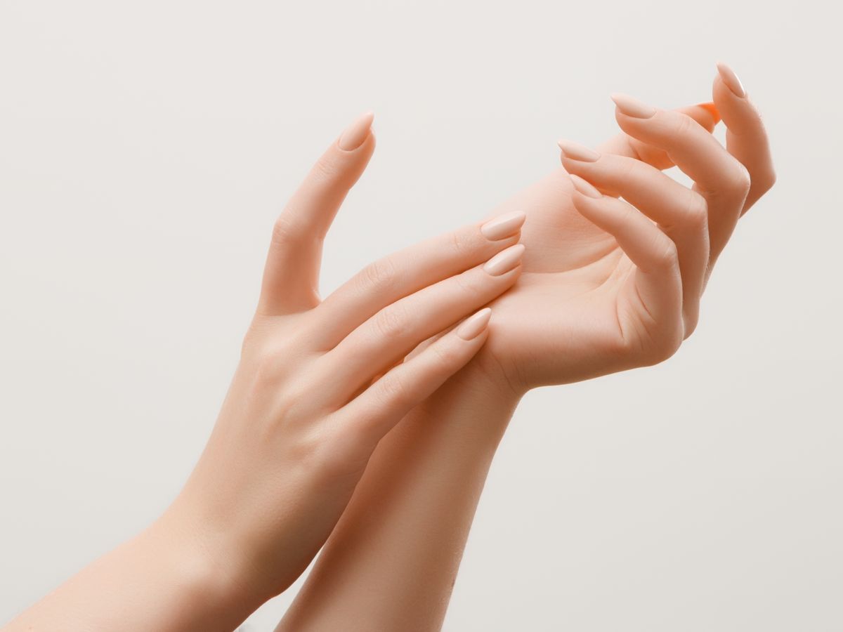 Lakiery hybrydowe nude - idealny manicure na co dzień