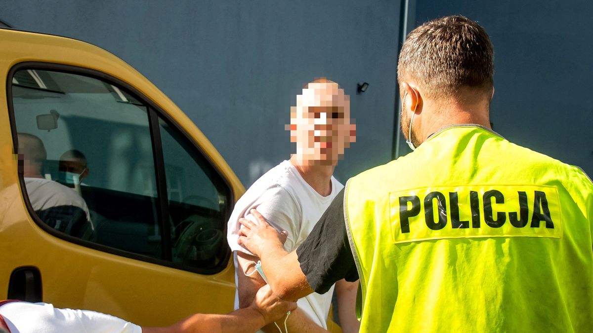 Podejrzany o dokonanie podwójnego zabójstwa Kamil K. (L) doprowadzany na przesłuchanie do Prokuratury Rejonowej w Tucholi, 13 bm. 