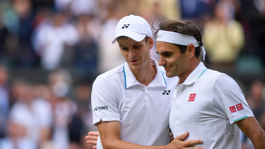 Hubert Hurkacz (z lewej) i Roger Federer (z prawej)