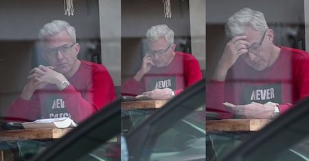 Hubert Urbański samotnie rozmyśla nad książką