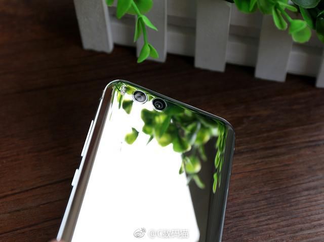 #wSkrócie: holograficzny smartfon RED-a na wideo, nowa wersja OnePlusa 5 i srebrny Mi 6 na zdjęciach 7