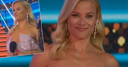 Cekiny i dekolt to było za wiele? Dziennikarka TVN osłaniała się mikrofonem