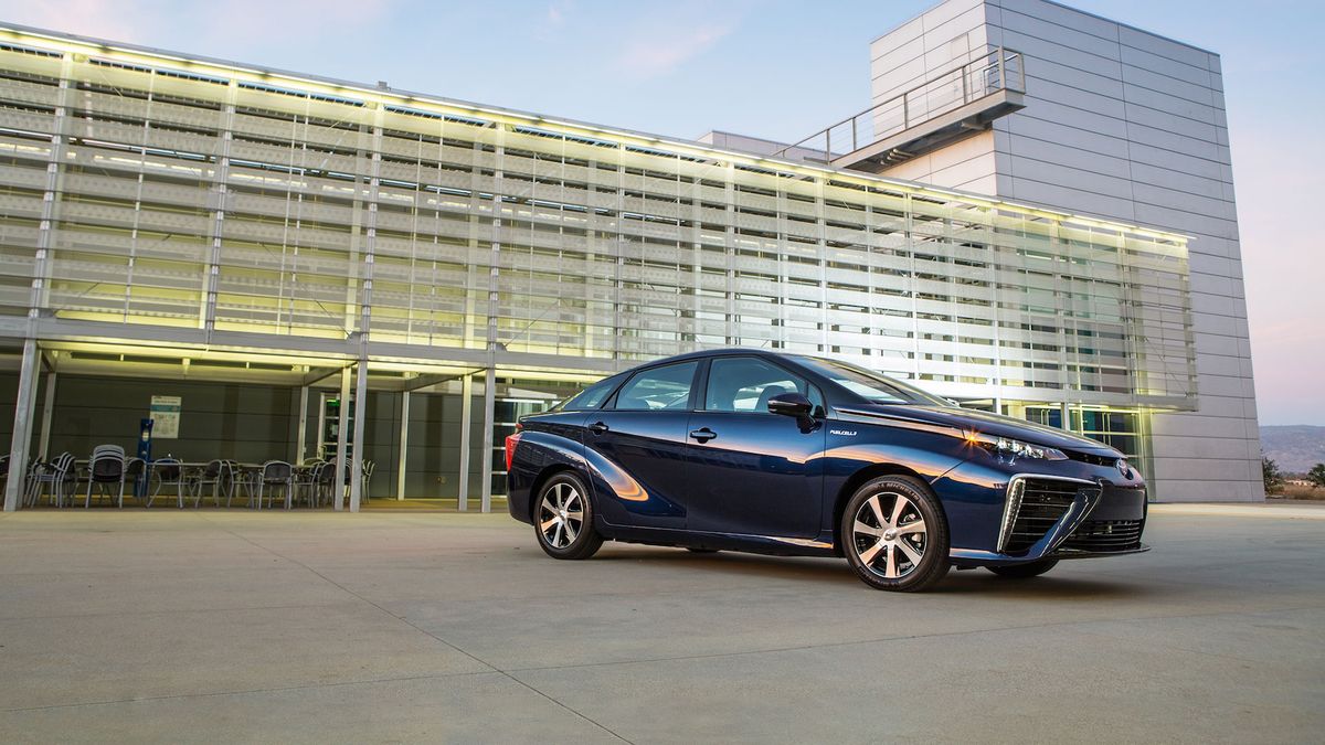 Toyota Mirai - samochód napędzany dzięki energii z ogniw wodorowych.