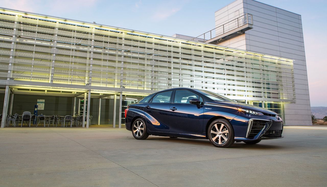 Toyota Mirai - samochód napędzany dzięki energii z ogniw wodorowych.