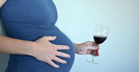 Co wolno, a czego nie wolno w ciąży? Poradnik dla przyszłych mam