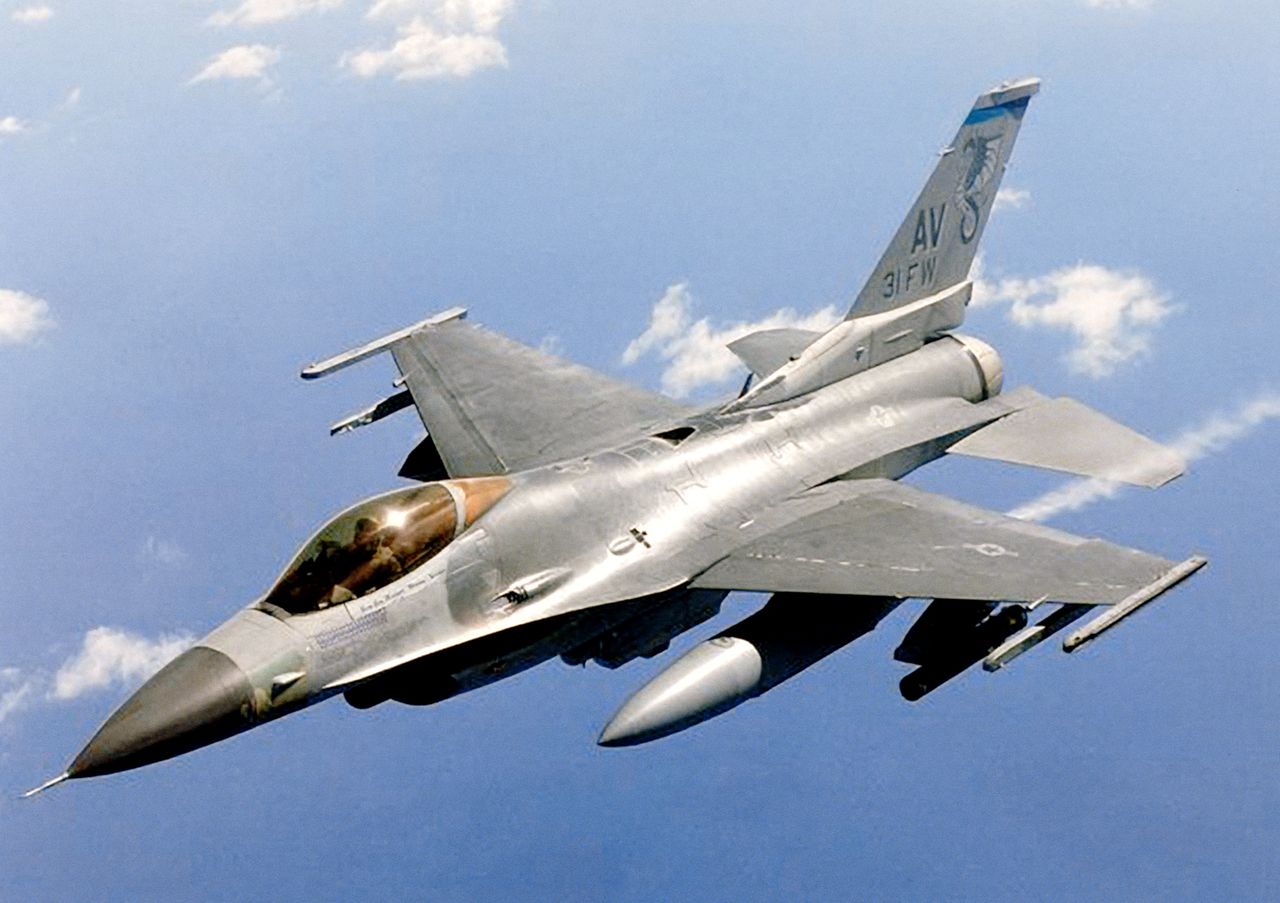 General Dynamics F-16 Falcon podczas lotu.