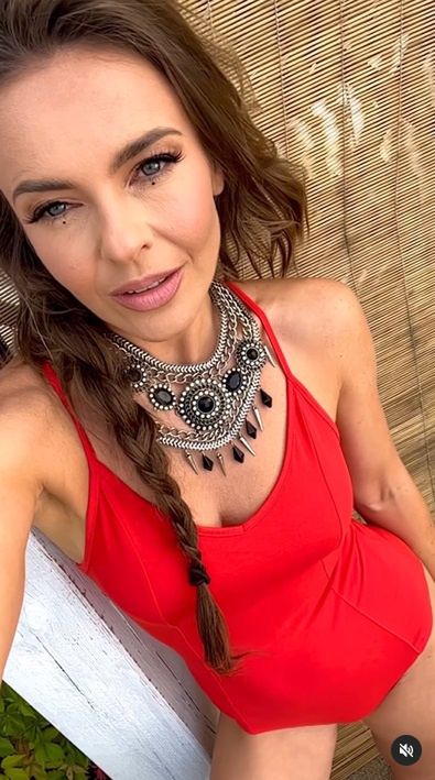 Edyta Herbuś w czerwonym stroju pląsa po tarasie