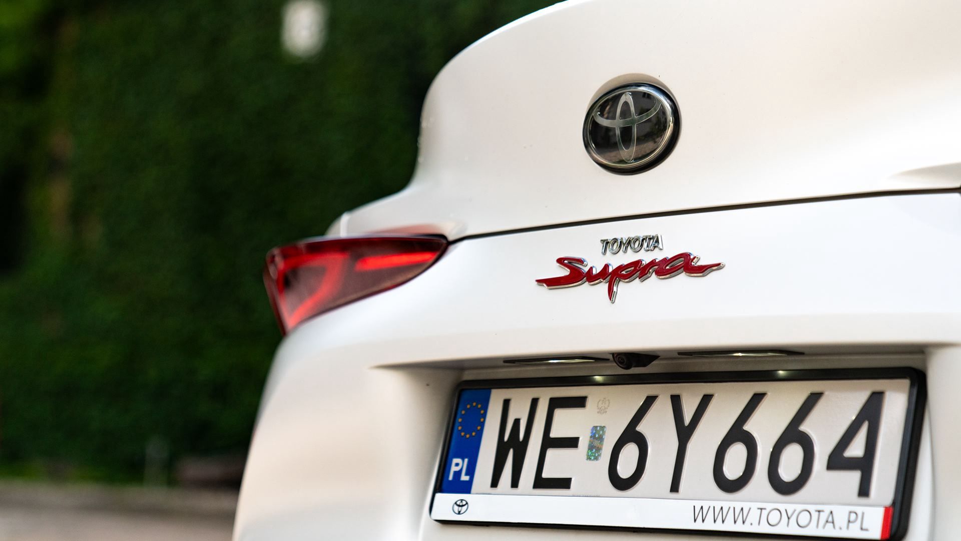 Biały lakier i czerwony napis Supra – po tym poznacie wersję z manualem. Kiedy komuś zgaśnie takie auto na światłach, to już będziecie wiedzieć, dlaczego.  