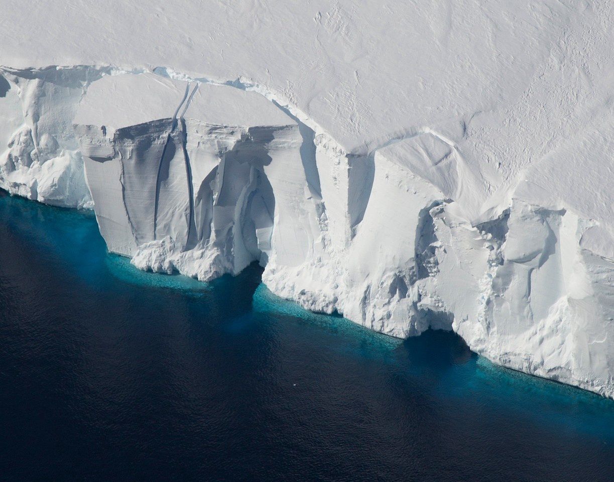 Szelfy lodowe na Antarktydzie, takie jak Getz, są wrażliwe na ocieplenie się temperatury oceanu. Warunki oceaniczne i atmosferyczne to niektóre z czynników powodujących utratę pokrywy lodowej, które naukowcy rozważyli w nowym badaniu szacującym dodatkowy globalny wzrost poziomu morza do 2100 roku (Źródło: Jeremy Harbeck/NASA).