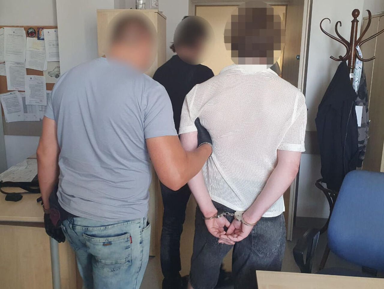 Warszawa: Policyjna zasadzka przy paczkomacie. Młody Białorusin nadawał duże ilości narkotyków