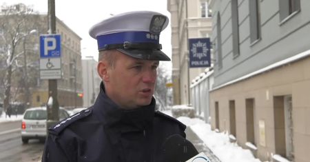 Sześciolatka w samej piżamie i bez butów błąkała się po Kielcach. Jej opiekun był pijany