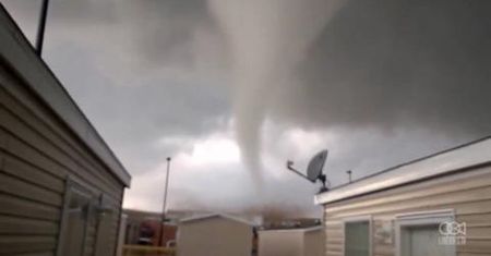 Tornado z bliska nakręcone amatorską kamerą