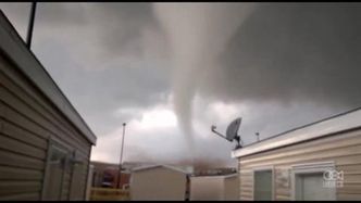 Tornado z bliska nakręcone amatorską kamerą