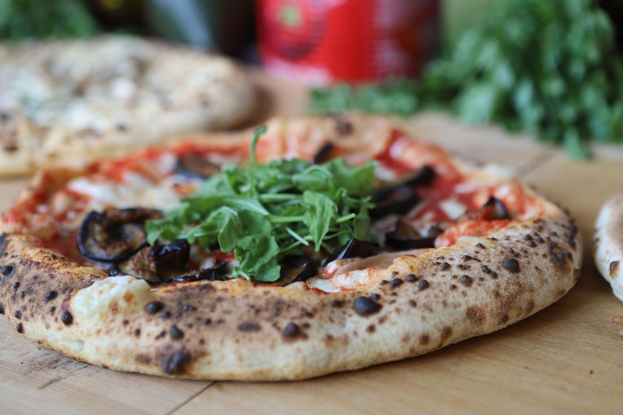 Dwa przepisy na ciasto do pizzy. Dla początkujących i dla ambitnych