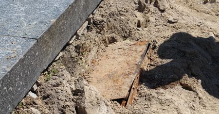 Metalowa skrzynia z zagadkową zawartością. Przypadkowe odkrycie w centrum Kraśnika