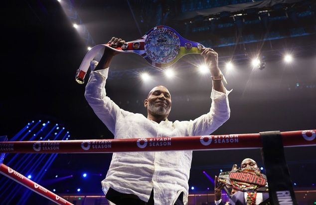 Richard Pelham/Getty Images/ pamiątkowy pas WBC, który Usyk otrzymał w maju po walce z Furym