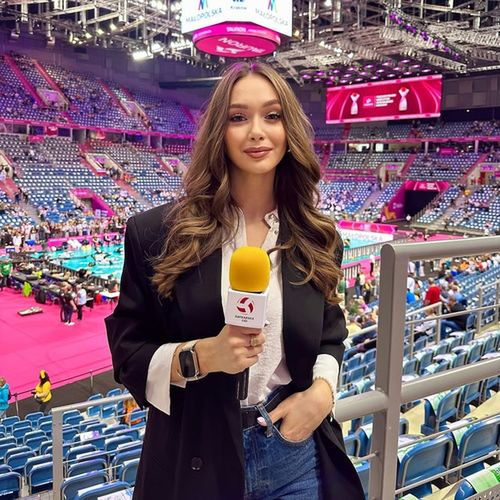 Aleksandra Klepaczka działa także z mikrofonem przy meczach siatkarskich. Fot. Instagram ola_klepaczka