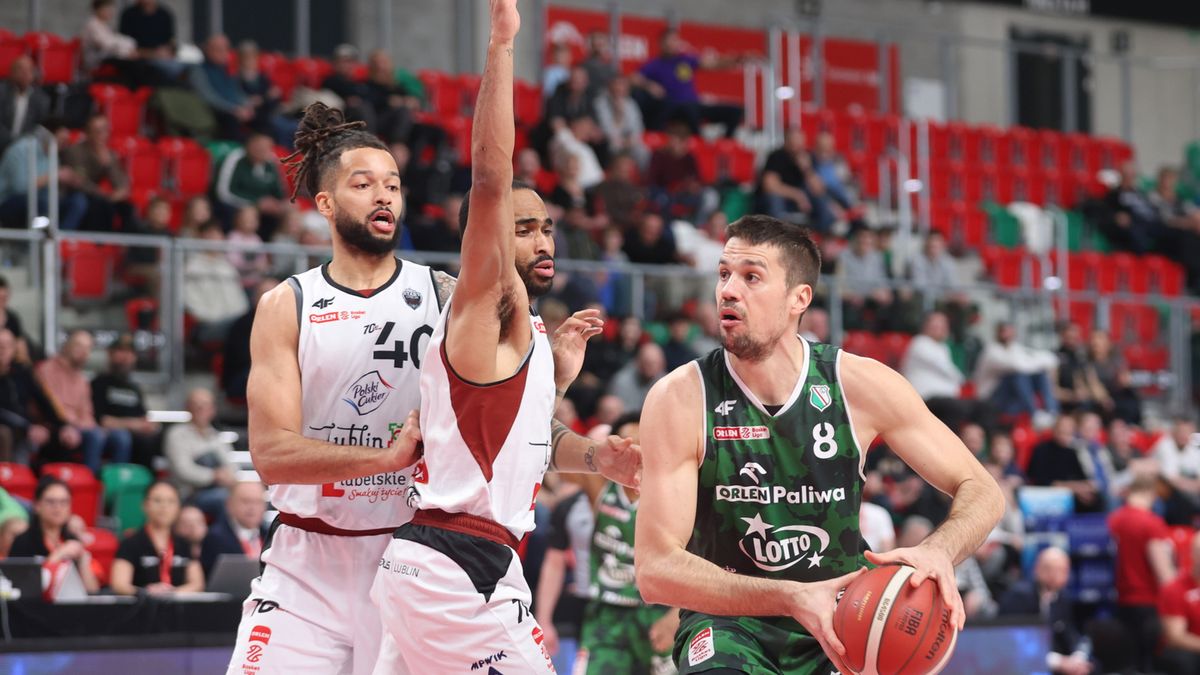 PAP / Michał Meissner / Koszykarze Polskiego Cukru Startu Lublin Barret Benson i Jabril Durham  oraz Josip Sobin z Legii Warszawa 