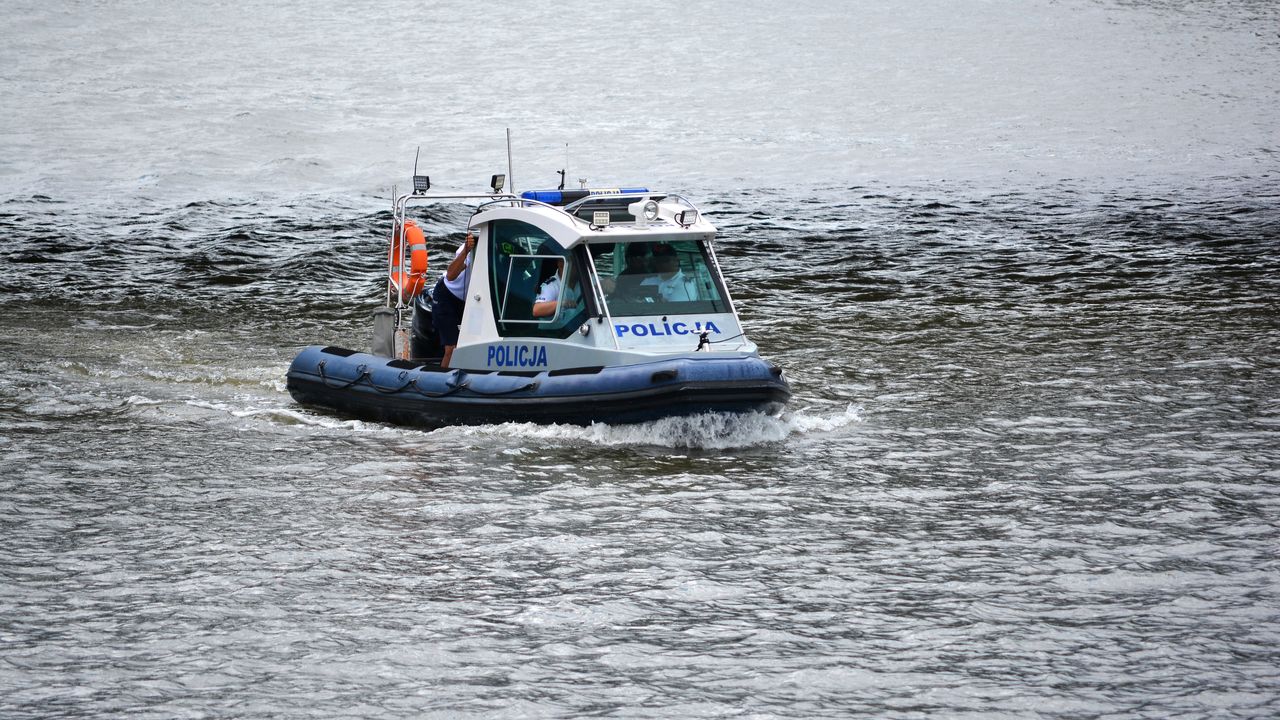 Uciekał przed policją i wskoczył do Odry. Trwa akcja poszukiwawcza