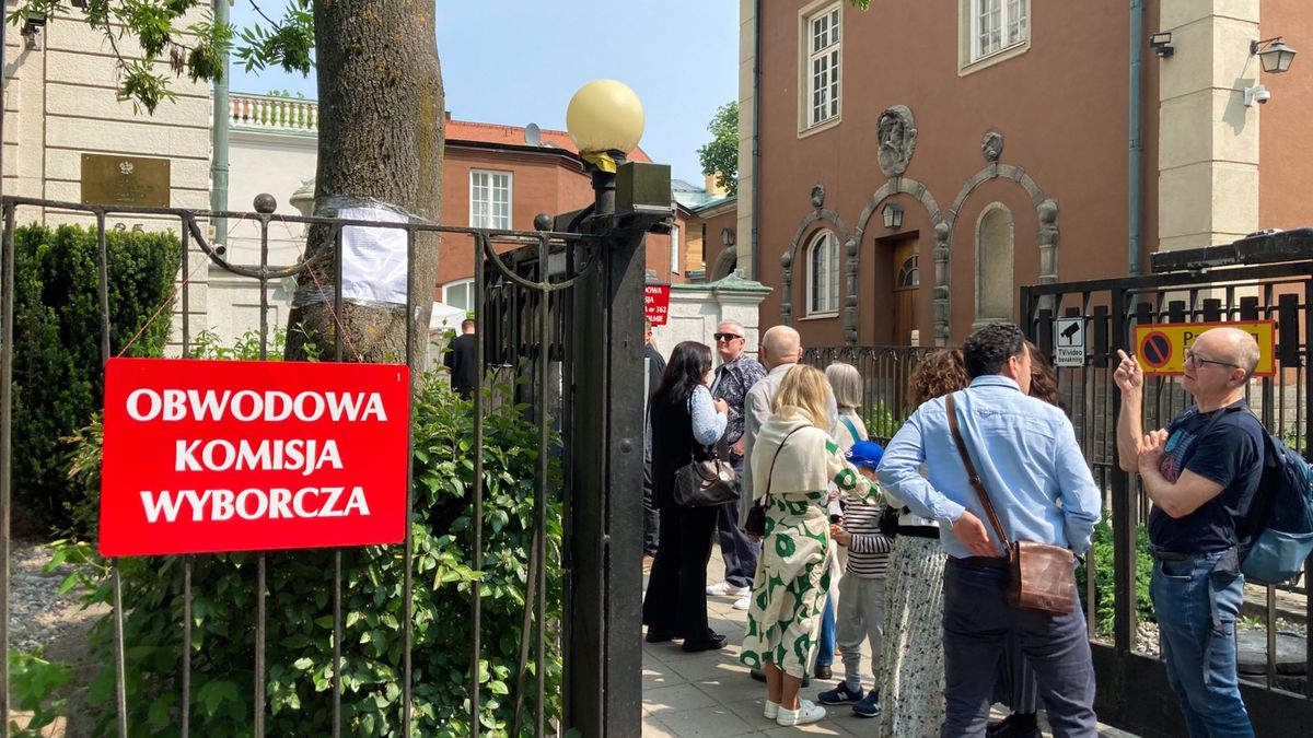 Kolejka chętnych do głosowania w ambasadzie RP w Sztokholmie