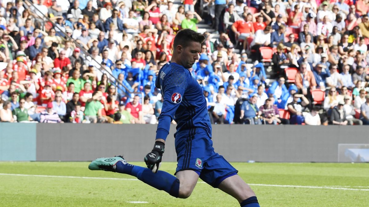 East News / AFP PHOTO / DAMIEN MEYER / Na zdjęciu: Wayne Hennessey