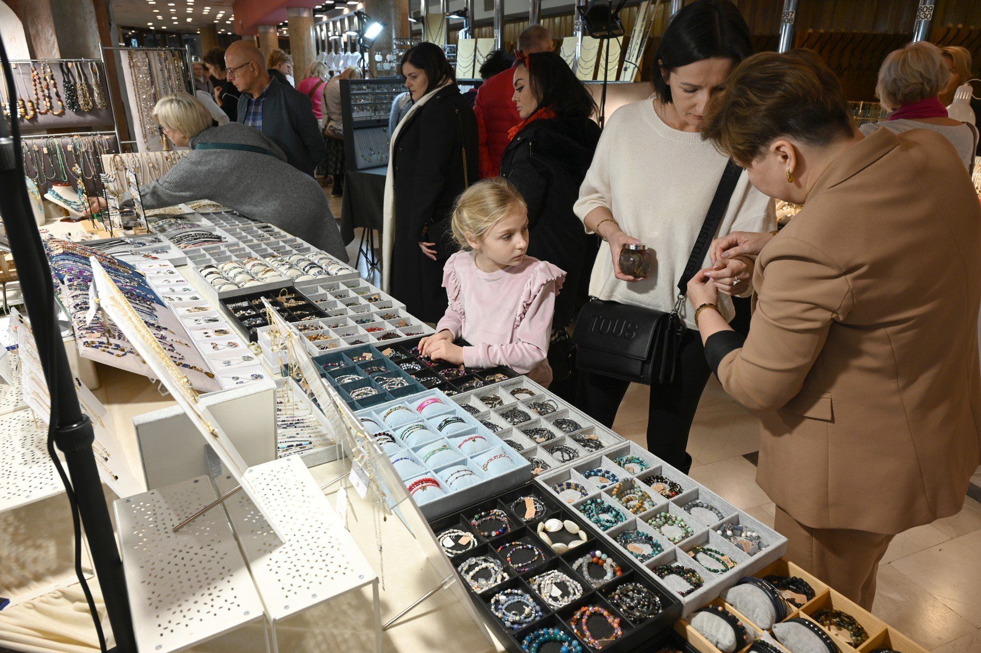  do Kieleckiego Centrum kultury przyszły całe rodziny, dzieci z zaciekawieniem zaglądały na stoiska, a dorośli z zachwytem przyglądali się niezwykłym okazom przywiezionym z różnych zakątków świata. 