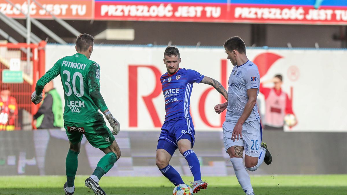 Kuriozalny gol Piotr Parzyszek przejmuje piłkę