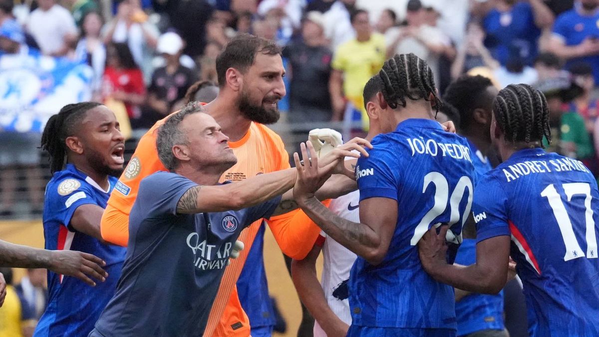 Getty Images / Anadolu / Luis Enrique odpycha Joao Pedro