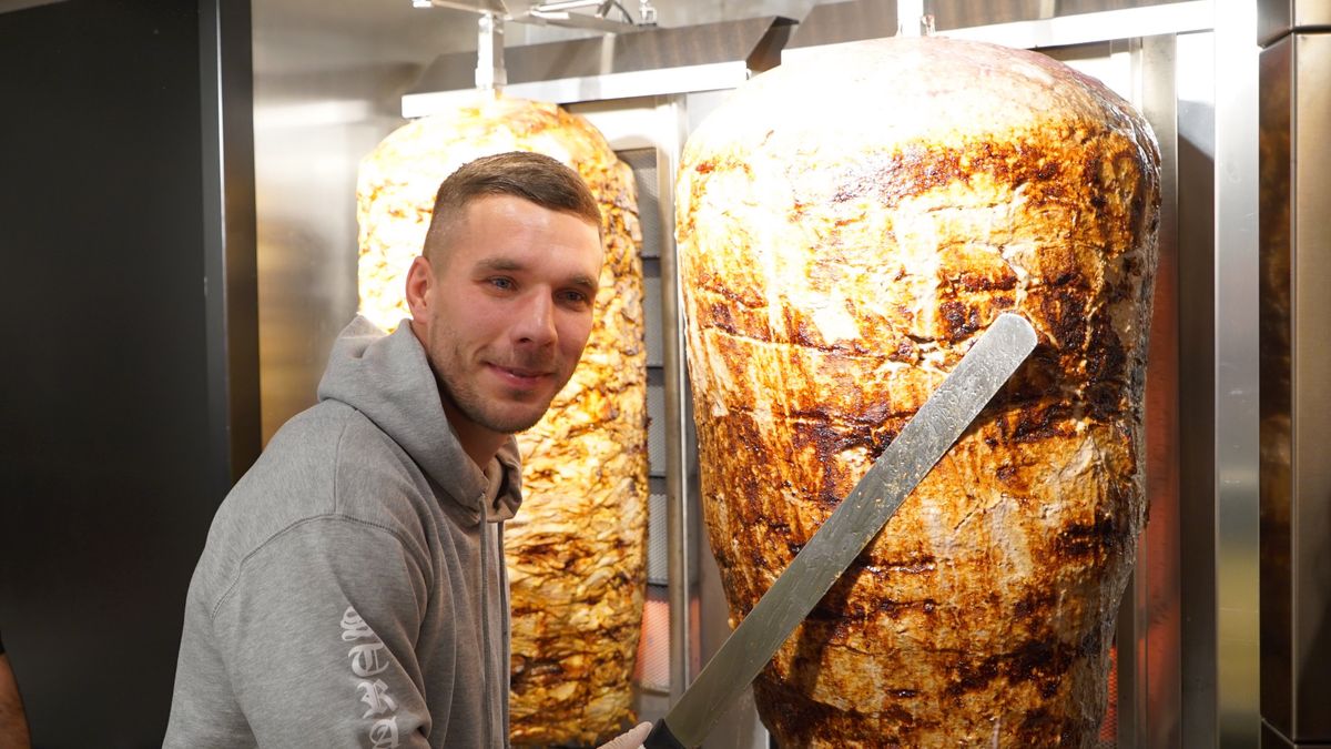 Lukas Podolski w swoim lokalu z kebabem