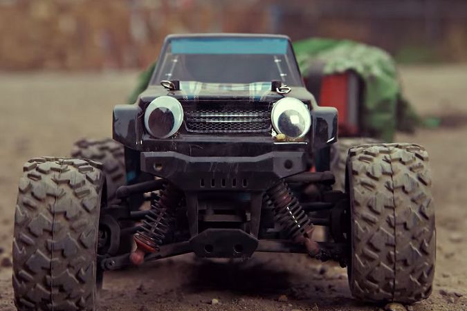 Film dnia: Toy Story w rzeczywistości. Drony i zdalnie sterowane auto ratują pluszowego misia! 1