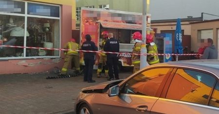 89-latek za kierownicą mercedesa. Ale demolka! Zdjęcia z Rawicza