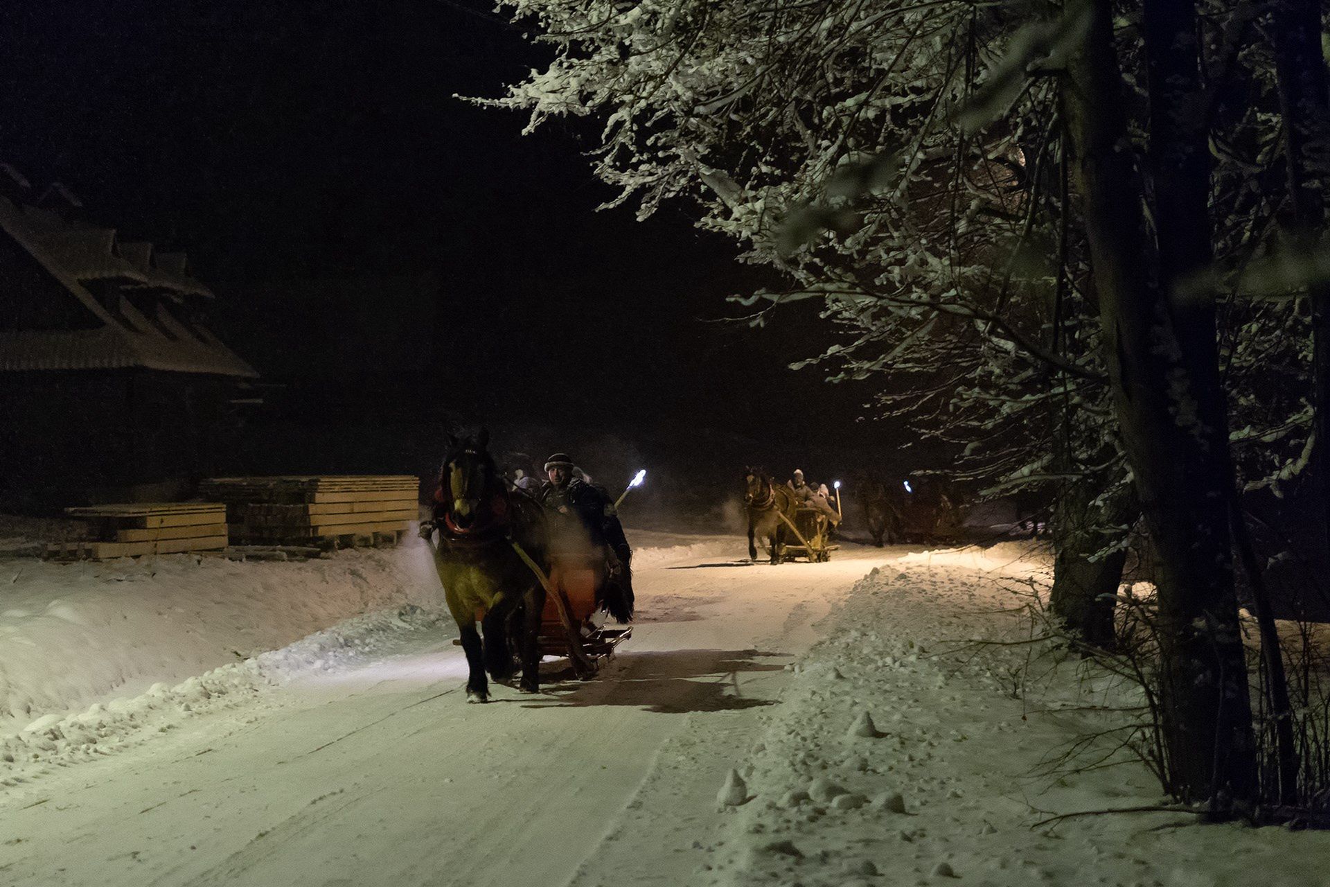 W nocy kuligi odbywają się z pochodniami