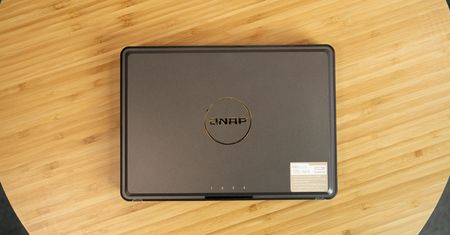Serwer NAS, do którego nie włożysz HDD? Wideorecenzja QNAP TBS-464