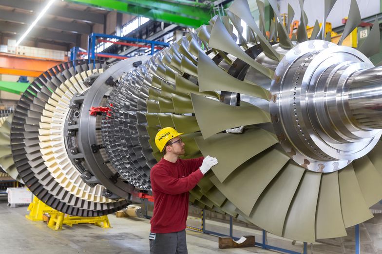 Montaż turbiny gazowej w fabryce Siemensa w Berlinie.