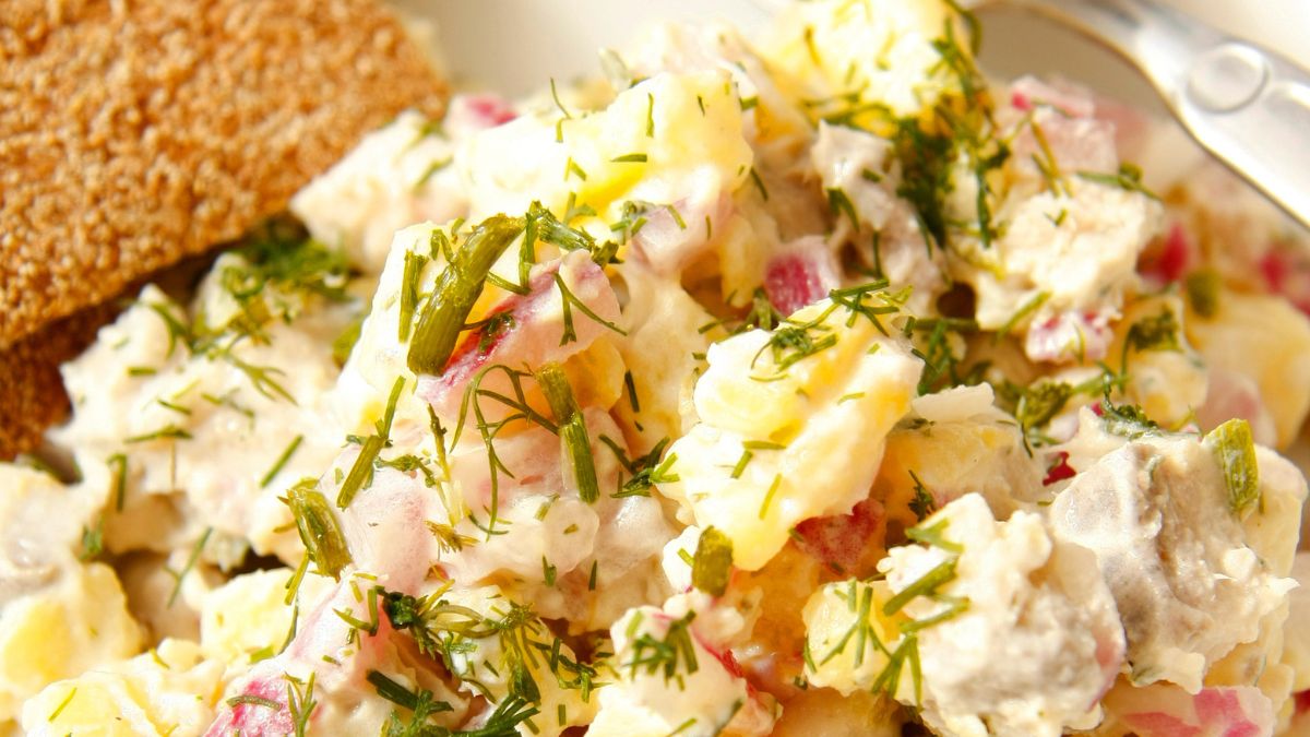 Sałatkę śledziową często podaję na kolację