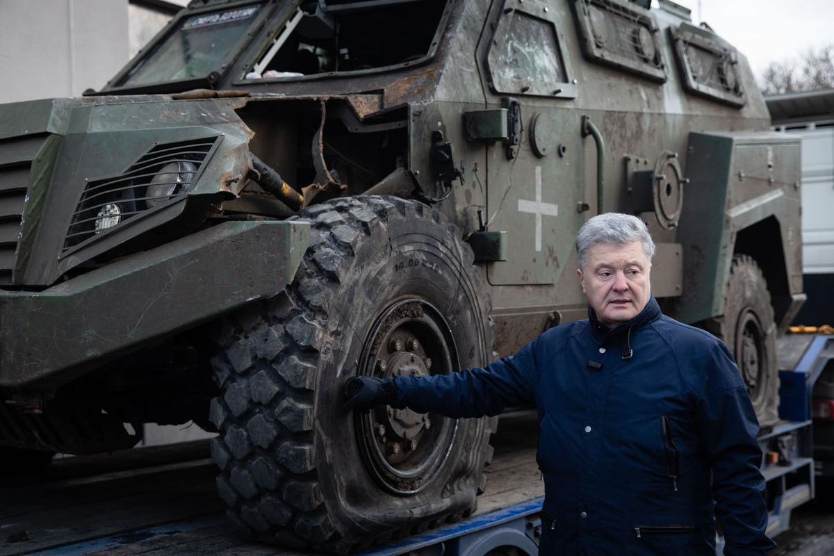 Petr Poroszenko, były prezydent Ukrainy prezentuje dofinansowany przez siebie sprzęt wojskowy. Zniszczony na froncie Venom będzie naprawiony i wróci na wojnę