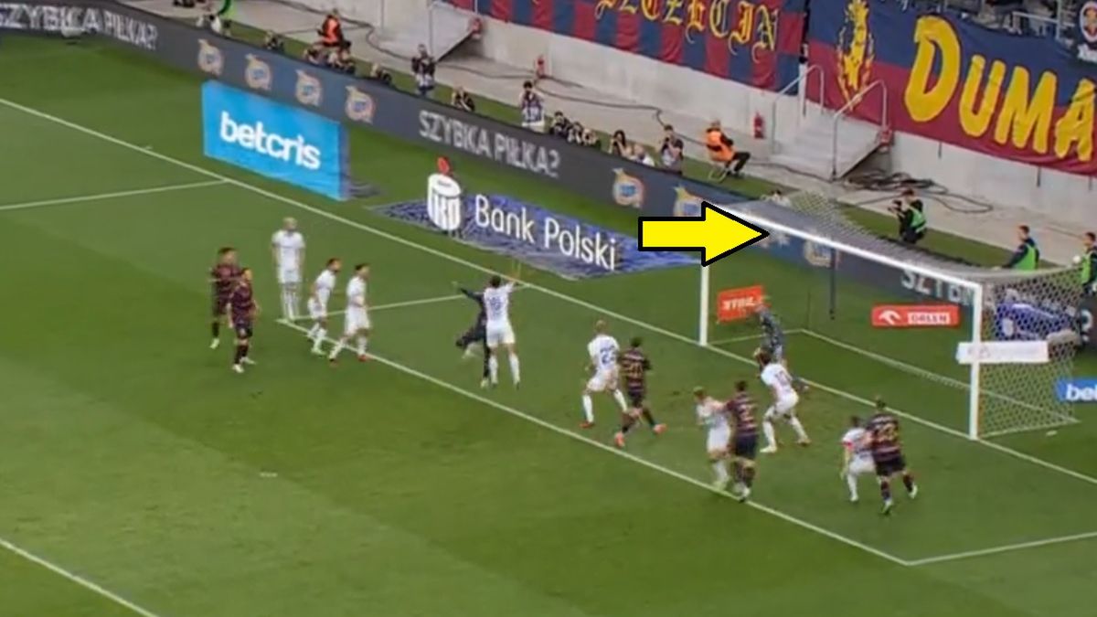 Zdjęcie okładkowe artykułu: Twitter / Canal+ Sport / Na zdjęciu: moment uderzenia piłki w poprzeczkę po strzale Fredrika Ulvestada