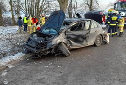 Wypadek w Kamionkach. Przód auta przestał istnieć