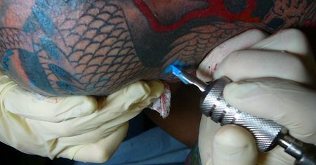 Odmrażanie gospodarki. Branża tatuatorska martwi się o przetrwanie. Niektórzy pracują mimo zakazu