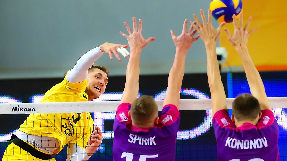 Renee Teppan (PGE Skra Bełchatów) w ataku podczas meczu z Zenitem Kazań