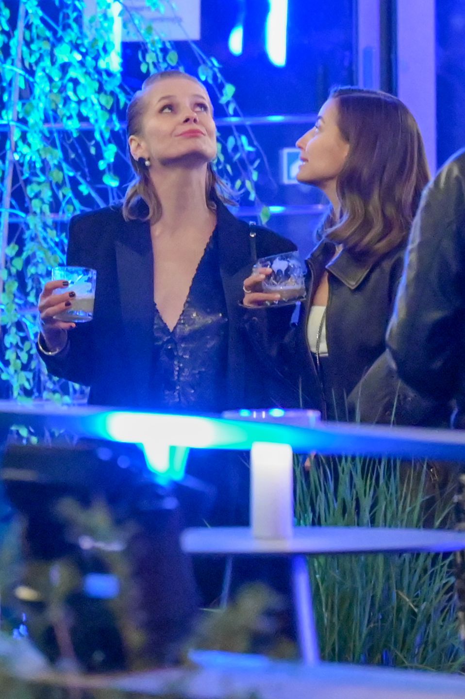 Julia Wieniawa baluje z Magdaleną Cielecką i Bartoszem Gelnerem