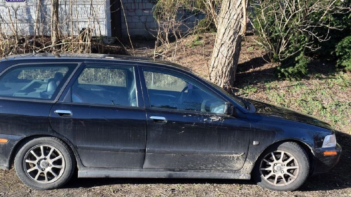 Volvo, którym pijana kobieta przywiozła dziecko do przedszkola