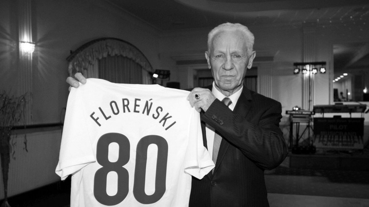 Stefan Florenski z koszulką reprezentacji Polski, którą otrzymał z okazji 80 urodzin