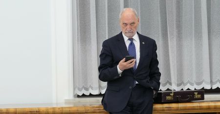 Macierewicz znów za kółkiem? "Prawie potrącił mnie na pasach"