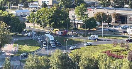 Potrącenie na przejściu dla pieszych. Samochód wjechał bez zatrzymania w hulajnogę