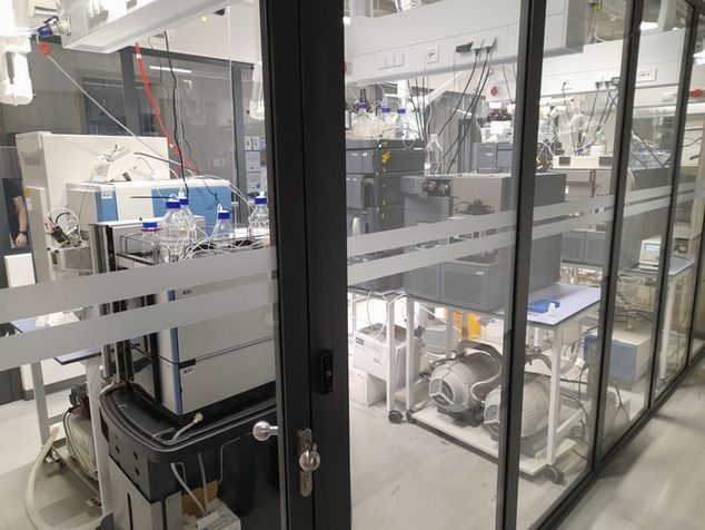 Niektóre maszyny są tak głośne, że zostały umieszczone w specjalnych pokojach