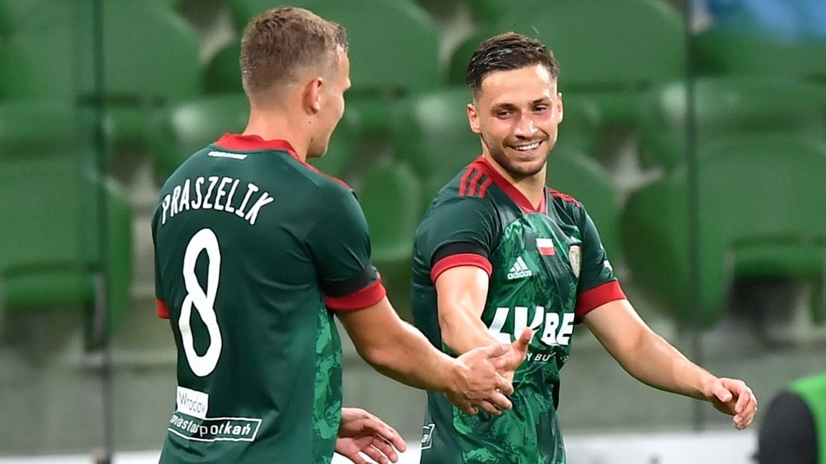 PAP / Maciej Kulczyński / Na zdjęciu: Patryk Janasik (z prawej) cieszy się z gola