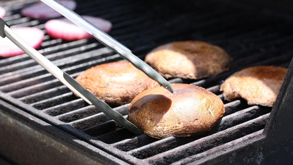 Grillowane grzyby portobello naświetlane światłem UV